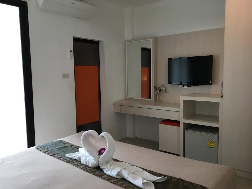 Phuthara Hostel Phuket Exterior foto